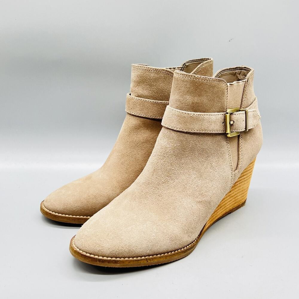 Blondo Boots Womens 9 Beige Suede Waterproof Ankle Wedge Buckle Strap Zip Shoes - Picture 3 of 11